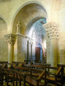 Kerk van Rieux-Minervois - Binnen in de Romaanse kerk van St. Mary en gebeeldhouwde kapitelen
