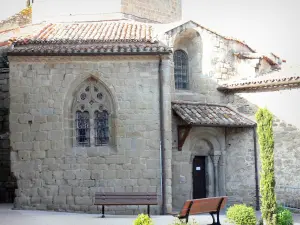 Kerk van Rieux-Minervois - Banken aan de voet van de Sainte-Marie