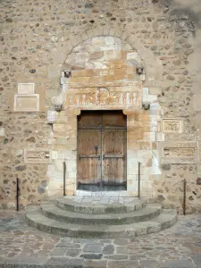 Kerk van Saint-Génis-des-Fontaines - Voormalige abdij van Saint-Genis-des-Fontaines: portaal van de abdijkerk van Saint-Michel en zijn gebeeldhouwde latei