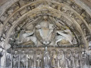 Kerk van Saint-Loup-de-Naud - Vroeg-gotische portaal van de Romaanse kerk van Saint-Loup gesneden timpaan en de latei (sculpturen) met Christus in Majesteit