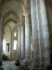 Kerk van Saint-Révérien - In de Romaanse kerk van Saint-Reverien: zuilen en gebeeldhouwde kapitelen van de kooromgang