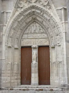 Kerk van Saint-Sulpice-de-Favières - Gesneden portaal van Saint-Sulpice kerk