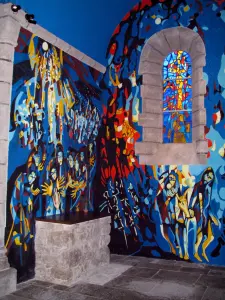 Kerk van Sous-Parsat - Binnen in de kerk fresco's en gebrandschilderde hedendaagse (moderne)