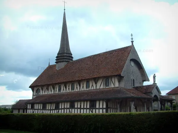 Kerken met houten muren - Kerk van St. Jacques en St. Philip (half houten gebouw), in het dorp van lenzen