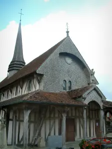 Kerken met houten muren - Kerk van St. Jacques en St. Philip (half houten gebouw), in het dorp van lenzen