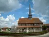 Kerken met houten muren - Begraafplaats en de kerk met houten Bailly-le-Franc, wolken in de lucht
