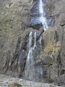 Keteldal van Gavarnie - Grote waterval, rock circus natuurlijk en wandelaars aan de voet van de waterval, in de Pyreneeën Nationaal Park