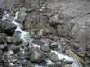 Keteldal van Gavarnie - Water dat tussen de rotsen in de Pyreneeën Nationaal Park