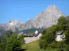 Keteldal van Lescun - Circus bergen met uitzicht op de huizen van het dorp Lescun