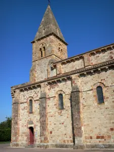 Kirche von Saint-Désiré - Kirchturm der romanischen Kirche Saint-Désiré