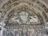 Kirche in Saint-Loup-de-Naud - Frühgotik Kirchenportal der romanischen Kirche Saint-Loup: Sturz und Bogenfeld gemeisselt (Skulpturen) mit thronendem Christus