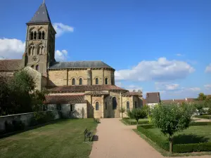 Kirche von Saint-Menoux - Romanische Kirche Saint-Menoux und Garten