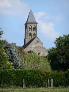 Kirche von Saint-Menoux - Kirchturm der romanischen Kirche Saint-Menoux und Bäume