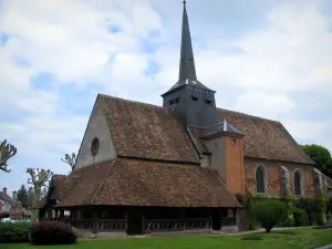 Kirche von Souvigny-en-Sologne - Kirche und ihr caquetoir mit einem bewölkten Himmel, in der Sologne