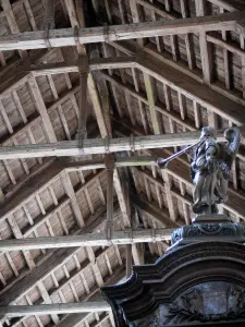 Kirche von Vignory - In der romanischen Kirche Saint-Etienne: Holzgebälk und Teil der Kanzel zum Predigen