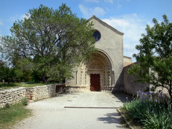 Kloster Ganagobie - Romanische Kirche des Benediktinerklosters und Allee gesäumt von Bäumen und Schwertlilien (Blumen Iris)