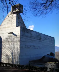 Kloster Tourette - Religiöses Gebäude, Werk von Le Corbusier, in Éveux