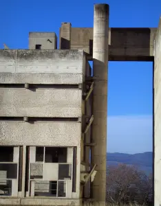 Kloster Tourette - Religiöses Gebäude, Werk von Le Corbusier, in Éveux