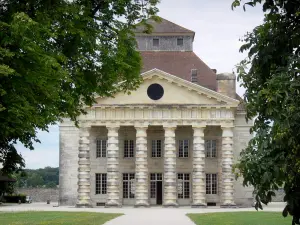 Königliche Saline von Arc-et-Senans - Gebäude des Direktors mit seiner Säulenhalle