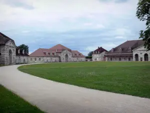 Königliche Saline von Arc-et-Senans - Weg gesäumt von Rasen und Gebäude der ehemaligen königlichen Saline