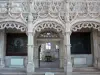 Koninklijk klooster van Brou - Binnen in de kerk van Brou laatgotische: rood scherm en de veters van steen op de stad Bourg-en-Bresse