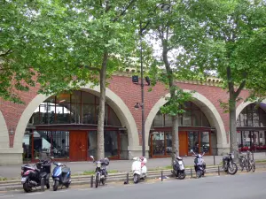 Kunstviaduct met de beplante Promenade - Designer boetiekjes onder de bogen van het viaduct geïnstalleerd