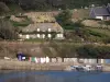 Kust van de Cotentin - Caps weg: huizen met uitzicht op de zee (Engels Kanaal), afgemeerde boten, landschap van het schiereiland Cotentin