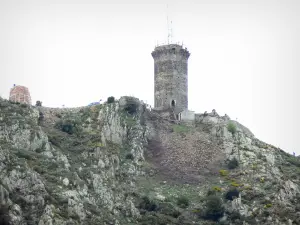 Kust Vermeille - Tour Madeloc middeleeuwse uitkijktoren met uitzicht op de Albères en de Vermilion kust