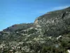 Küstengebiet der Côte d'Azur - Blick auf die Berge, die über das Meer ragen