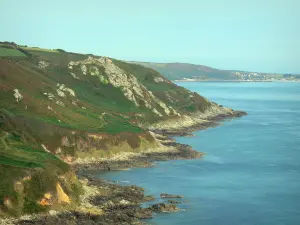 Küstengebiet Cotentin - Strasse der Kaps: Wilde Küste, Heideland überragend das Meer (die Manche); Landschaft der Halbinsel Cotentin