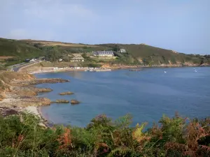 Küstengebiet Cotentin - Strasse der Kaps: Vegetation vorne, Felsen, Heide und Häuser überragend das Meer (die Manche), Landschaft der Halbinsel Cotentin