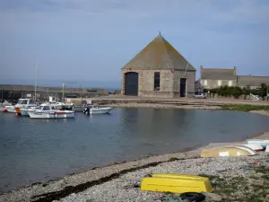 Küstengebiet Cotentin - Strasse der Kaps: Hafen von Goury (Rettungsstation); Landschaft der 
Halbinsel Cotentin