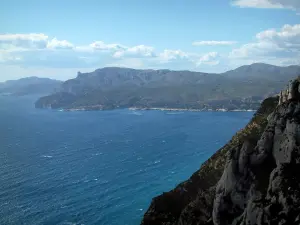 Küstengebiet der Provence - Von der Strasse der Crêtes aus, Blick auf einen Felsen, das Mittelmeer und die Küste im Hintergrund