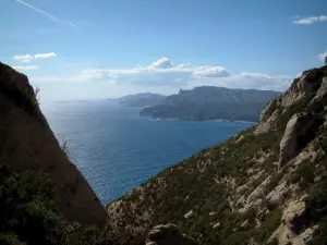 Küstengebiet der Provence - Felsen die das Mittelmeer beherrschen, Küste in der Ferne