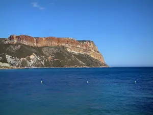 Küstengebiet der Provence - Mittelmeer und Felsen des Kap Canaille