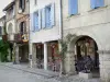 Labastide-d'Armagnac - Gevels van huizen in de Place Royale en cafe terras onder de arcades