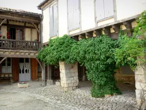 Labastide-d'Armagnac - Fachadas de casas en el pueblo medieval