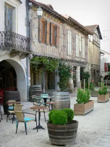 Labastide-d'Armagnac - Cafetería con terraza y casas con soportales de la Plaza Real