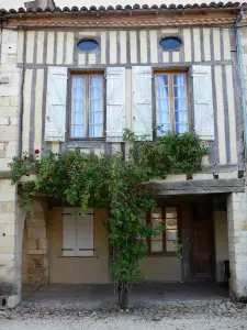 Labastide-d'Armagnac - Casa pueblo medieval con entramado de madera-