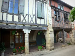 Labastide-d'Armagnac - Las casas antiguas con entramado de madera bastida medieval