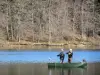 Lac du Bouchet - Pêcheurs sur le lac avec vue sur la rive arborée