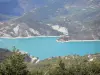 Lac de Castillon - Retenue d'eau couleur émeraude, arbres, rives et montagnes ; dans le Parc Naturel Régional du Verdon