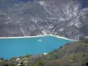 Lac de Castillon - Retenue d'eau couleur émeraude entourée de montagnes ; dans le Parc Naturel Régional du Verdon