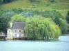 Lac du Causse corrézien - Moulin de Lissac au bord du lac du Causse, dans la vallée de la Couze