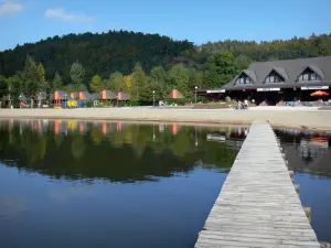 Lac Chambon - Ponton sur le plan d'eau menant à la plage ; dans le Parc Naturel Régional des Volcans d'Auvergne, dans le massif des monts Dore