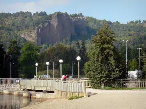 Lac Chambon - Allée bordant le plan d'eau, paroi rocheuse et arbres ; dans le Parc Naturel Régional des Volcans d'Auvergne, dans le massif des monts Dore