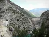 Lac de Chaudanne - Barrage de Chaudanne et montagnes ; dans le Parc Naturel Régional du Verdon