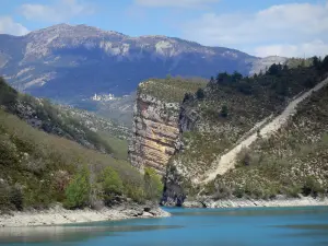 Lac de Chaudanne - Retenue d'eau, rives et montagnes ; dans le Parc Naturel Régional du Verdon