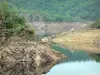 Lac de Grandval - Lac du barrage de Grandval dans un cadre boisé