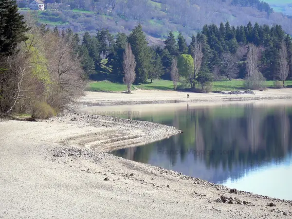 Le lac d'Issarlès - Guide tourisme, vacances & week-end en Ardèche